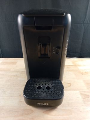 un gros plan d'une cafetière posée sur une table en bois
