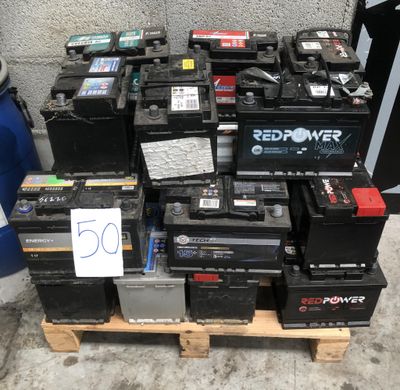 de nombreux types de batteries empilées sur une palette