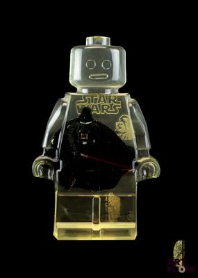 une figurine Lego Star Wars posée sur une table