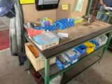 une table sur laquelle sont posés de nombreux objets dans une pièce
