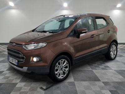 La Ford Eco-Pace marron est garée sur un sol à damier