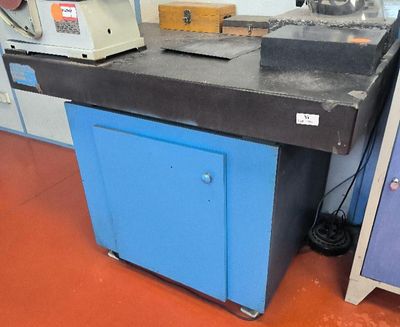 une machine posée sur une table dans une pièce