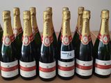 beaucoup de bouteilles de champagne sur la table