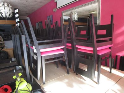 beaucoup de chaises et un miroir dans une pièce