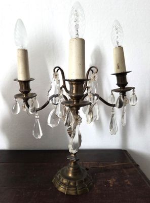 trois bougies posées sur une table