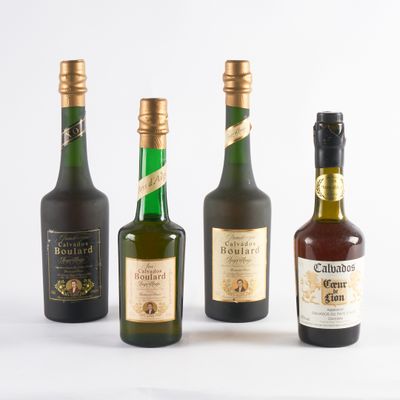 trois bouteilles de vin sont alignées sur une surface blanche