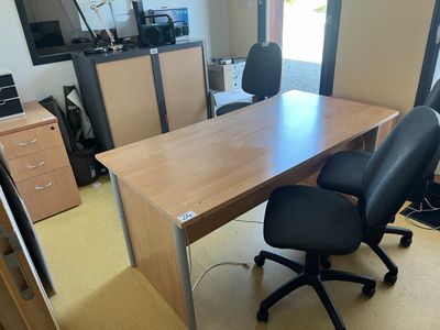 un bureau avec deux chaises et un ordinateur dessus