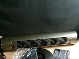 une photo représentant une guitare et un CD posés sur une table