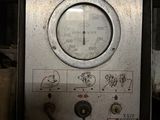 une horloge accrochée au mur