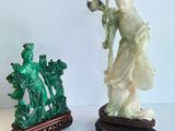 deux figurines assises sur une table