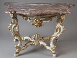 une table au plateau en marbre rehaussée de touches dorées