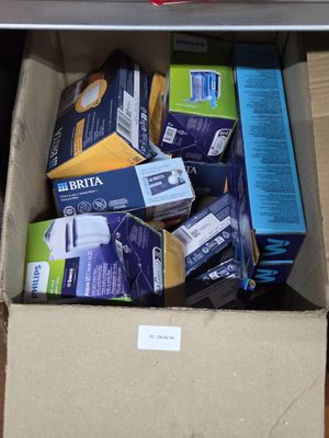 un carton rempli de boîtes contenant différents types d'appareils électroniques
