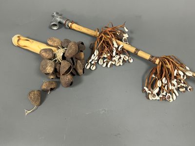 quelques noix et un bâton en bois posés sur une table