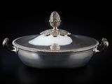 casserole plaquée argent avec couvercle et poignées, sur fond noir