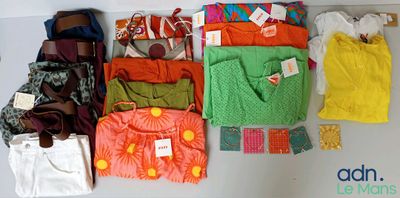 beaucoup de vêtements et de sacs disposés sur une table