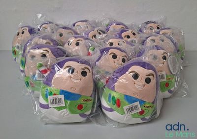 beaucoup de peluches dans un sac en plastique