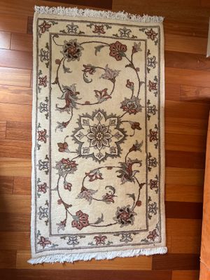 un tapis posé par terre dans un coin de la pièce