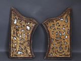 paire d'appliques murales anciennes en bois sculpté avec des inserts en verre