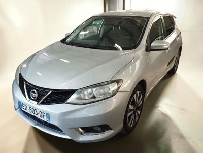 La Nissan Senta blanche est garée dans un garage.
