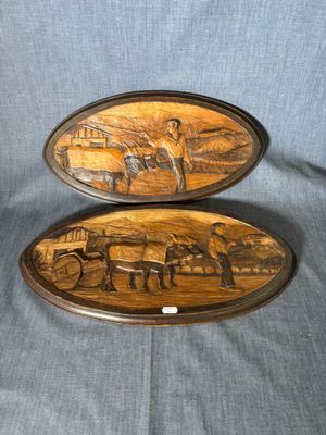 deux plaques en bois représentant un paysan et une calèche