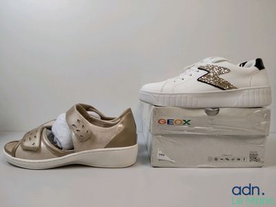 deux paires de baskets blanches et dorées, avec leur boîte