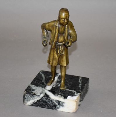 ASIE. Statuette en bronze sculpté reposant sur une base carr…