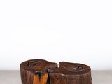 deux morceaux de bois posés l'un à côté de l'autre sur une table