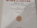 un livre ouvert posé sur une table recouverte d'une nappe blanche