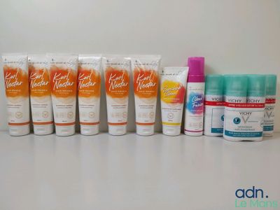 de nombreux types de crèmes solaires sur la table