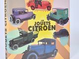 un livre sur lequel figurent des photos de différentes voitures