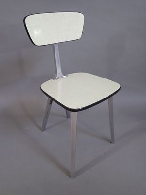 une chaise blanche avec une assise noire sur fond gris