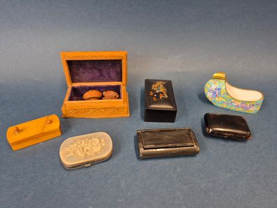 un petit assortiment d'objets posés sur une surface bleue