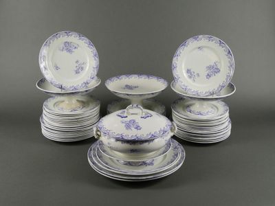 beaucoup d'assiettes empilées les unes sur les autres