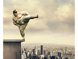 un homme qui se tient debout au sommet d'un immeuble