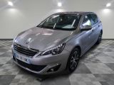 la voiture argentée est garée dans le garage sur le sol en damier