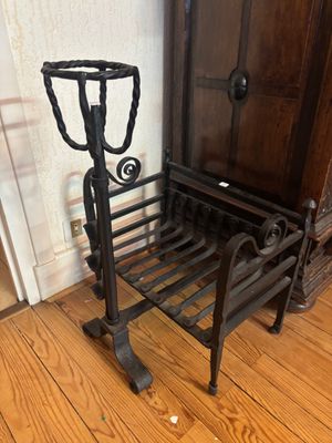 Ensemble comprenant un landier et un porte buche en fer forgé. Travail