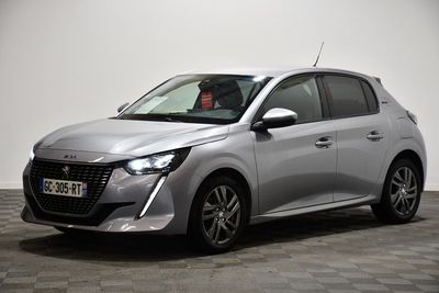 La voiture argentée est garée sur le sol à carreaux de la pièce.