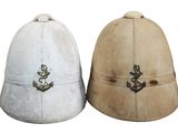 paire de casques d'officiers de l'armée britannique d'époque, ornés d'ancres et d'emblèmes représentant des ancres