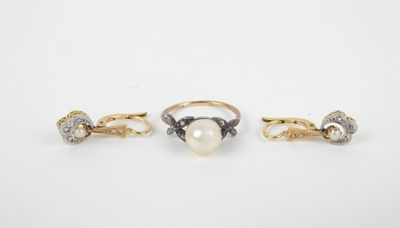 trois bagues en or ornées de perles et de diamants