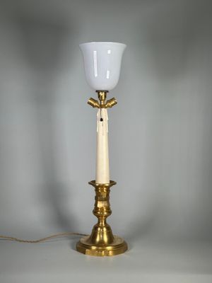 une lampe de table en laiton ancien, surmontée d'un abat-jour en verre blanc