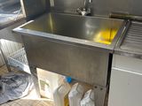 une cuisine équipée d'un évier, d'un lave-vaisselle et d'un lave-linge
