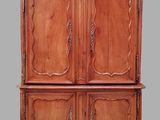 un meuble en bois avec deux portes et deux tiroirs