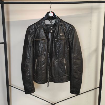 une veste en cuir noir suspendue à un portant