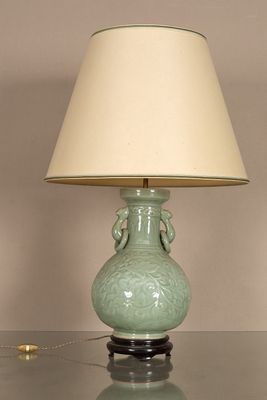 une lampe posée sur une table et munie d'un abat-jour