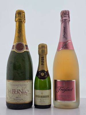 trois bouteilles de vin sont alignées sur une table