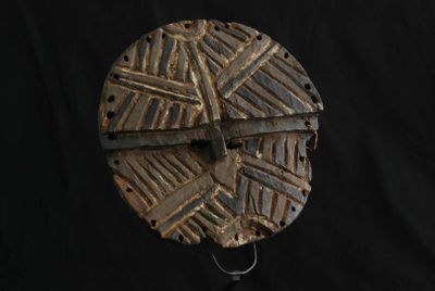une image représentant un objet en bois sur fond noir