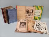 plusieurs livres sont empilés sur une table