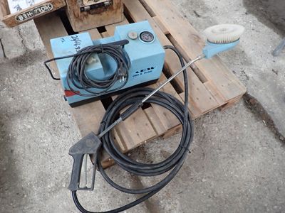 une machine bleue posée sur une palette
