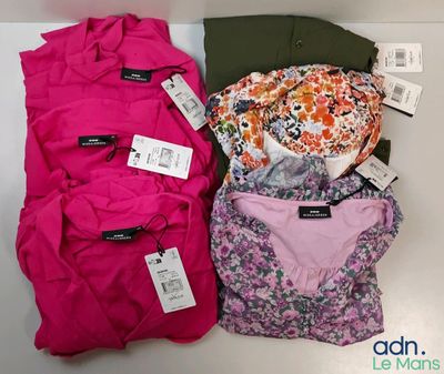 beaucoup de vêtements posés sur une table