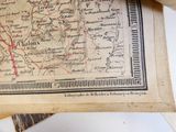 une carte dessinée sur une feuille de papier posée sur une table